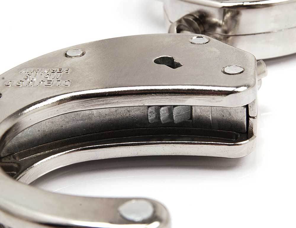 Clejuso No. 13 - heavy handcuffs with chain