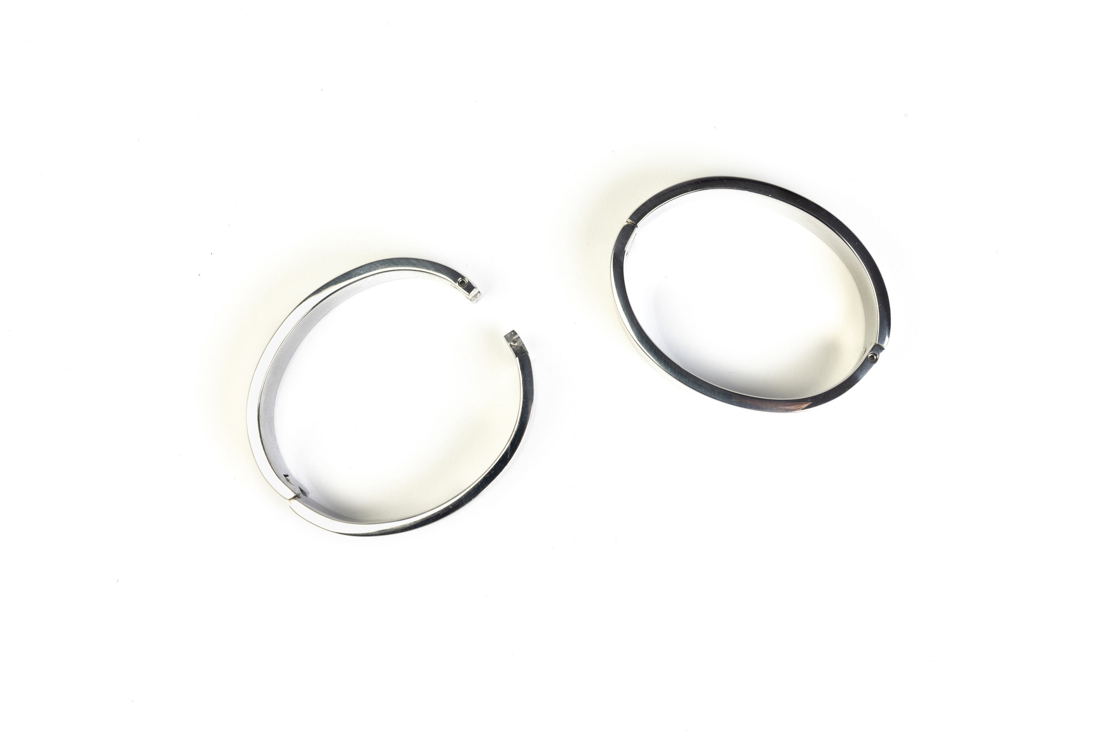 deSade® Cuff wide 6 mm silver – Elegant lockable stainless steel bangle, oval, with hidden clasp – 1 or 2 pieces – Additional O-ring