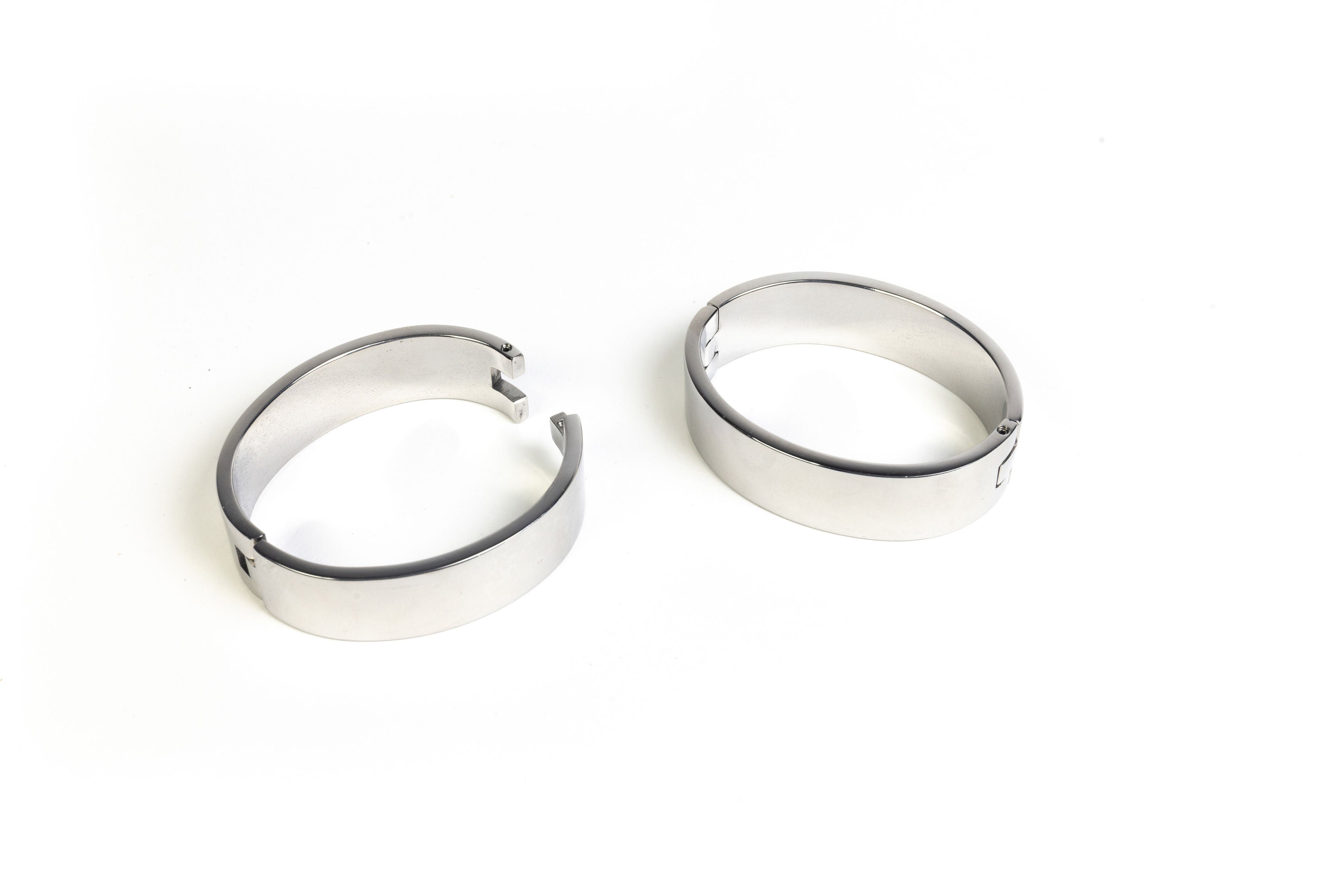 deSade® Cuff wide 6 mm silver – Elegant lockable stainless steel bangle, oval, with hidden clasp – 1 or 2 pieces – Additional O-ring