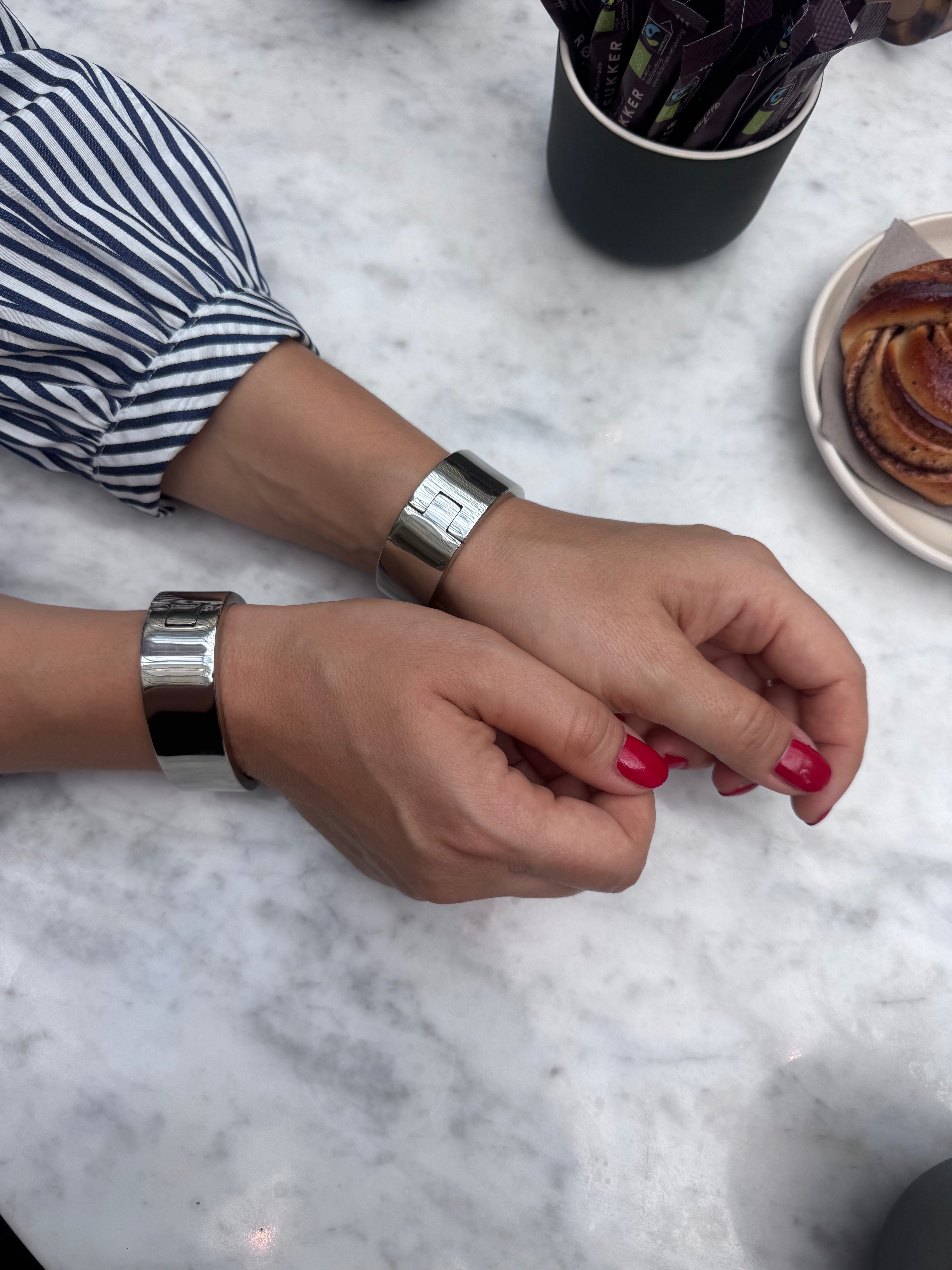 deSade® Cuff wide 6 mm silver – Elegant lockable stainless steel bangle, oval, with hidden clasp – 1 or 2 pieces – Additional O-ring