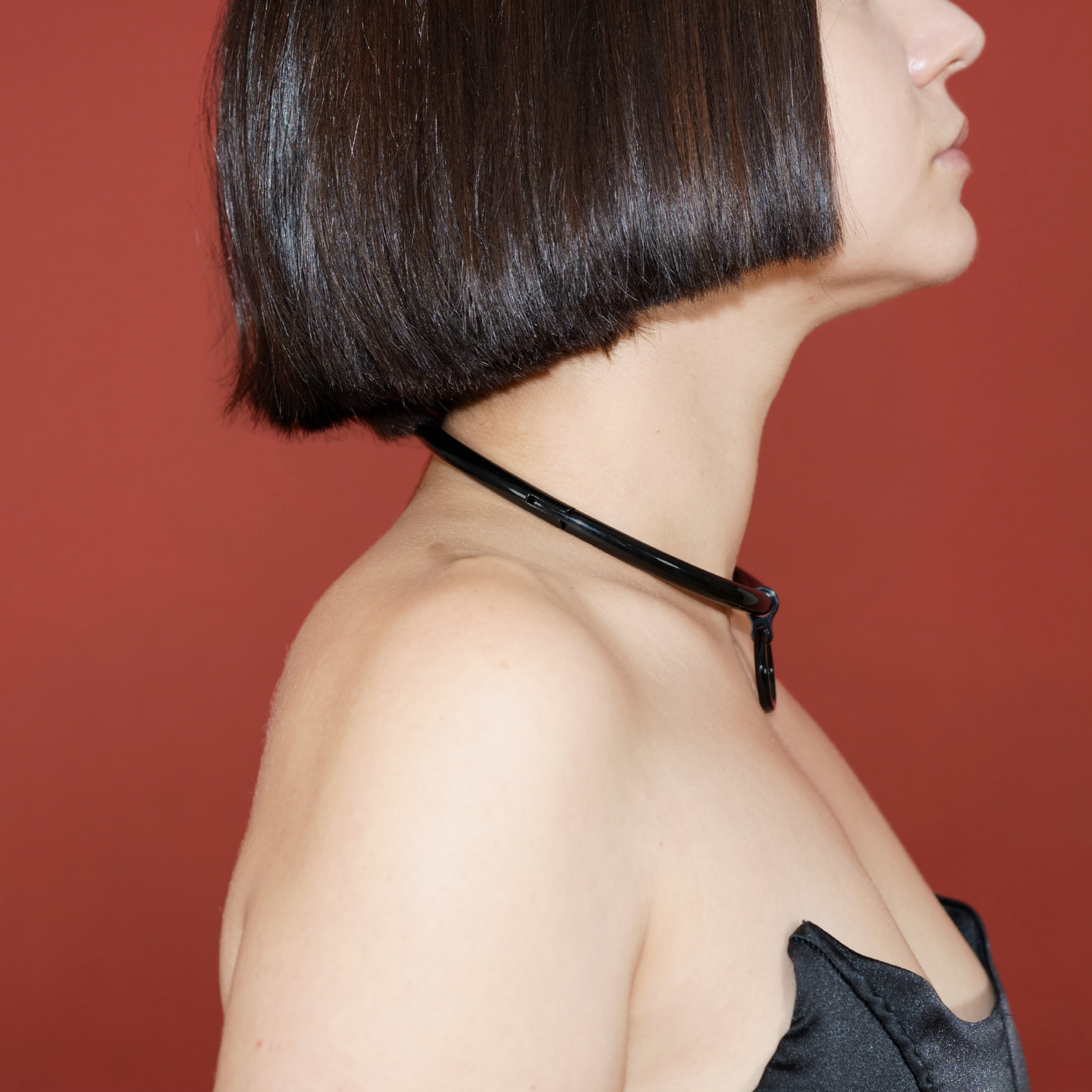 deSade® Collar 8 mm black - Elegant locking neck cuff in stainless steel, oval, with hidden Hex‑Lock – with O‑Ring