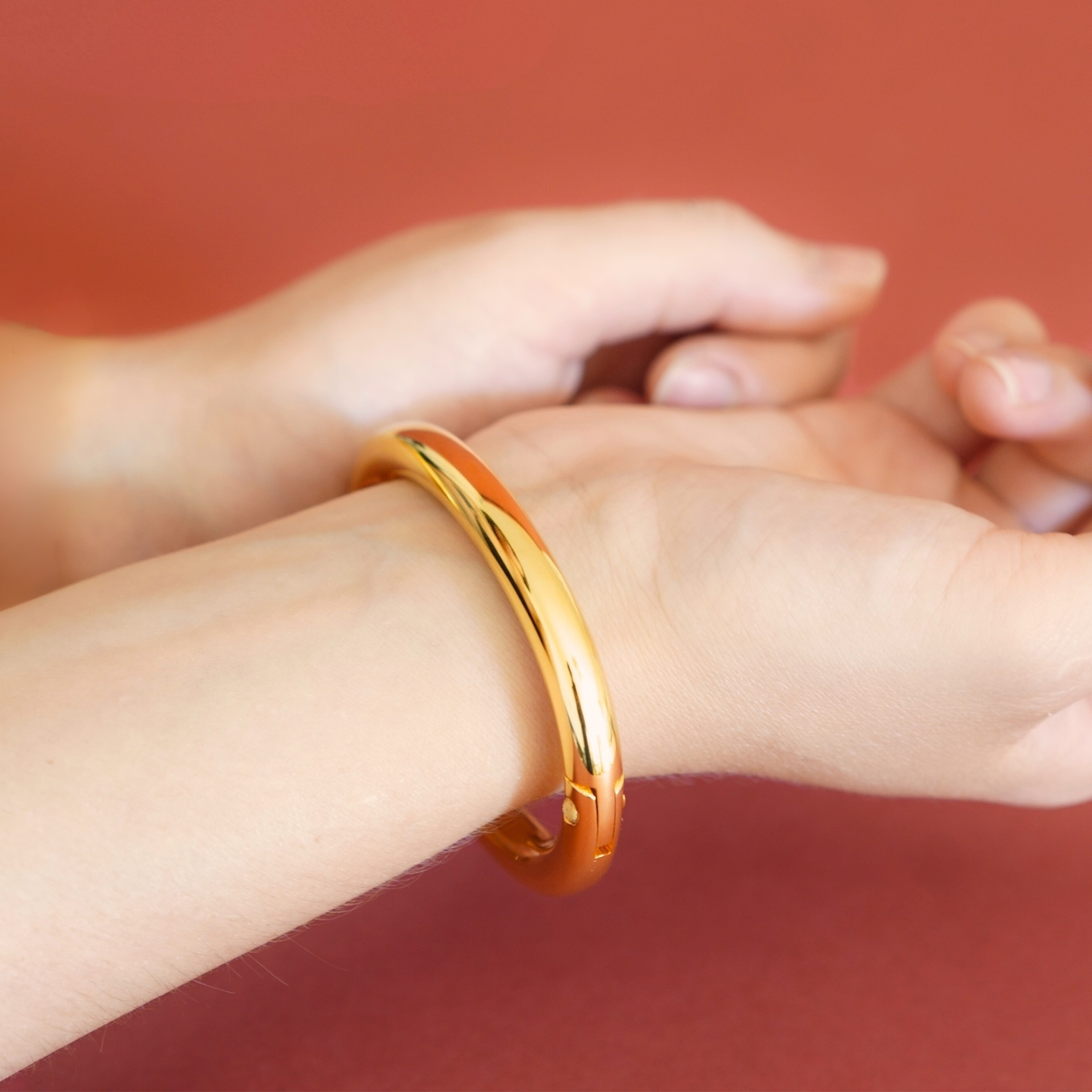 deSade® Cuff 8 mm gold - Elegant locking bracelet in stainless steel with hidden Hex‑Lock