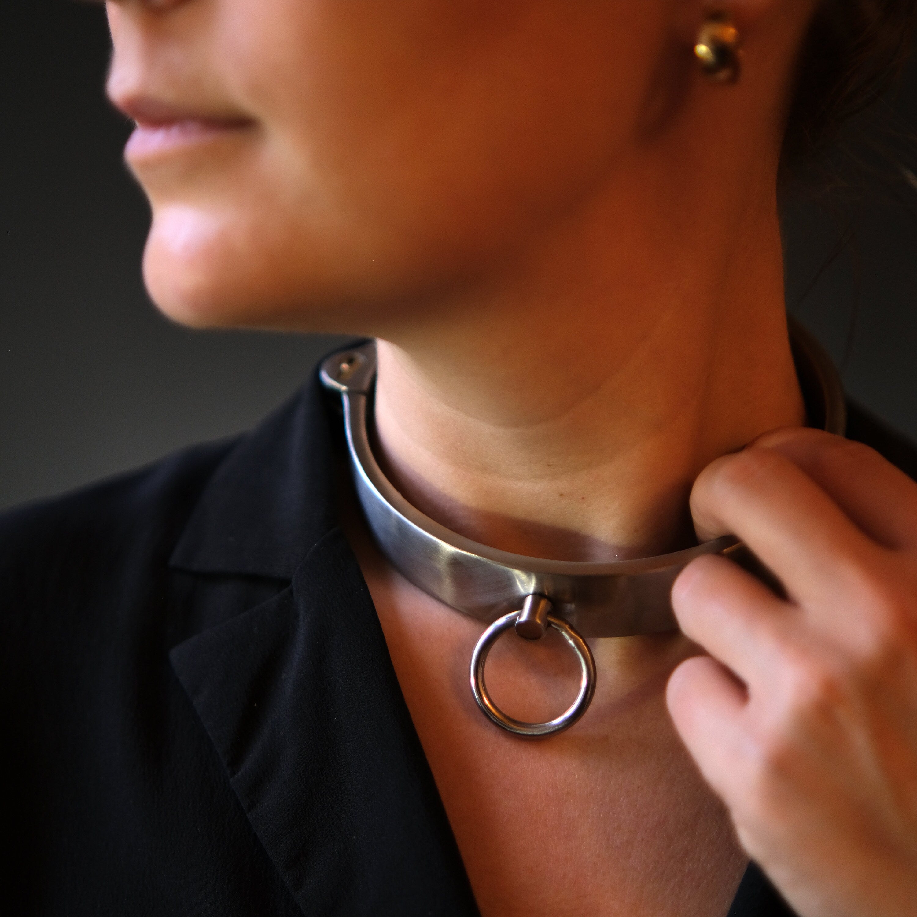 Solid stainless steel collar with push-in lock