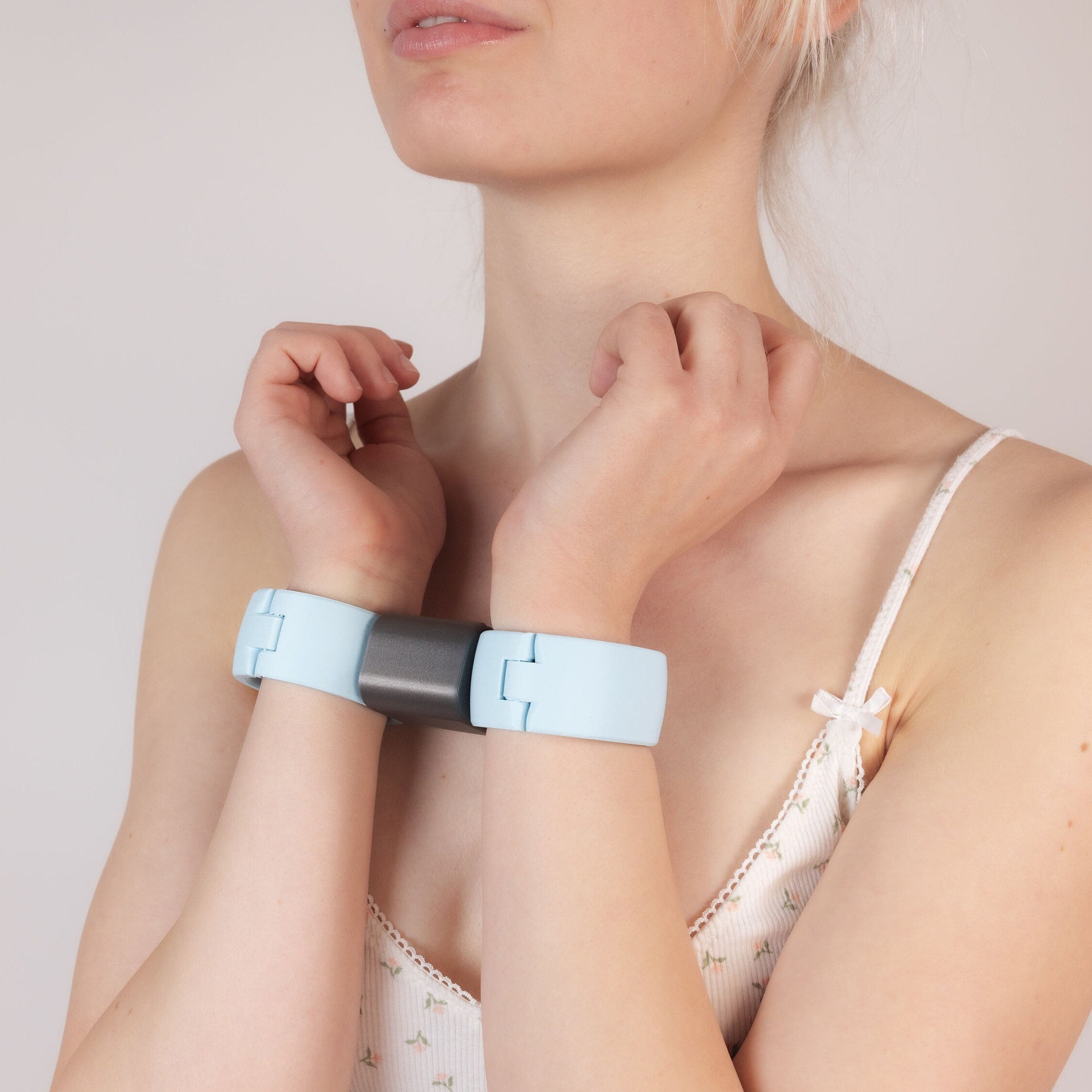 Quick Shackles Adapt - the new bondage system for endless possiblities