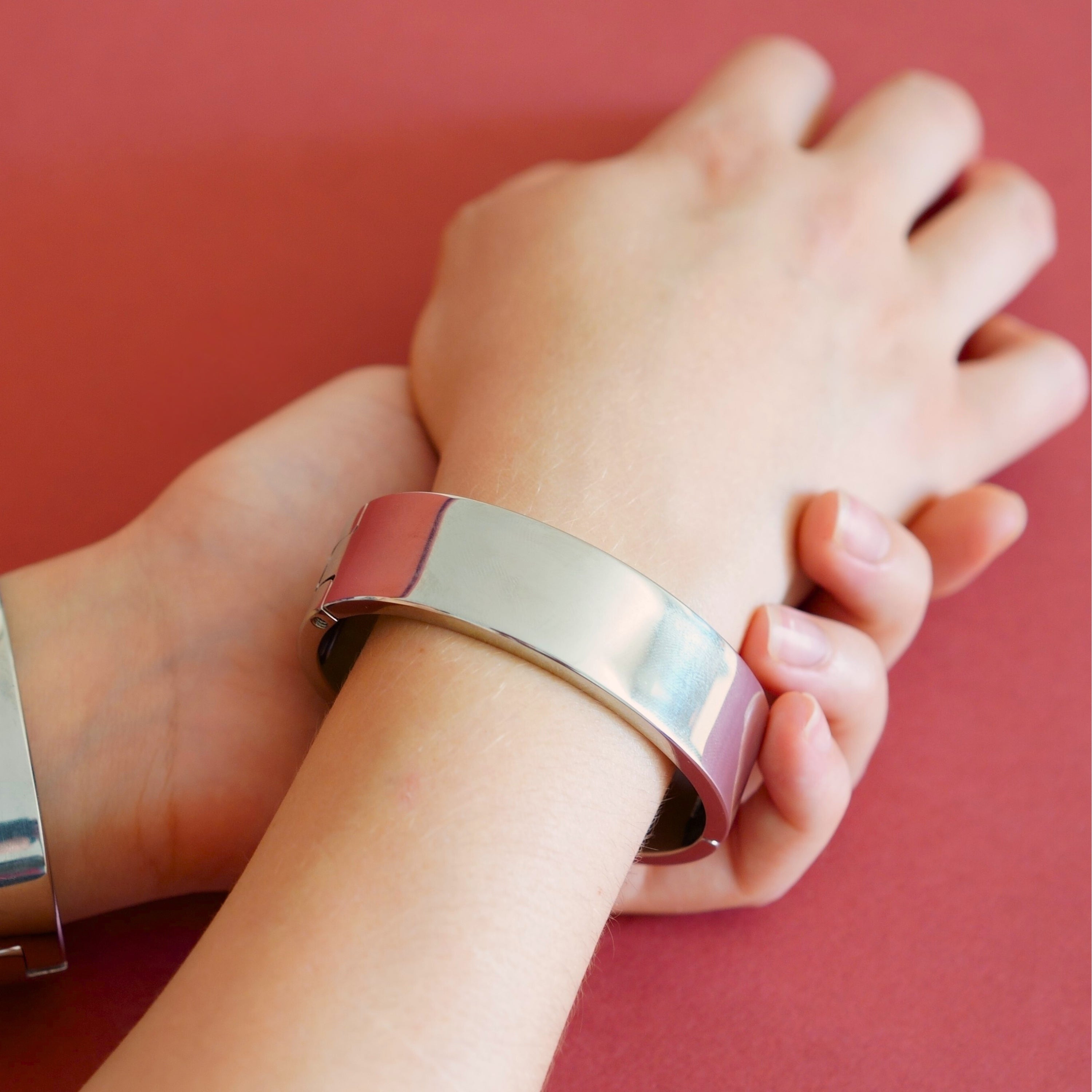 deSade® Cuff wide 6 mm silver – Elegant lockable stainless steel bangle, oval, with hidden clasp – 1 or 2 pieces – Additional O-ring