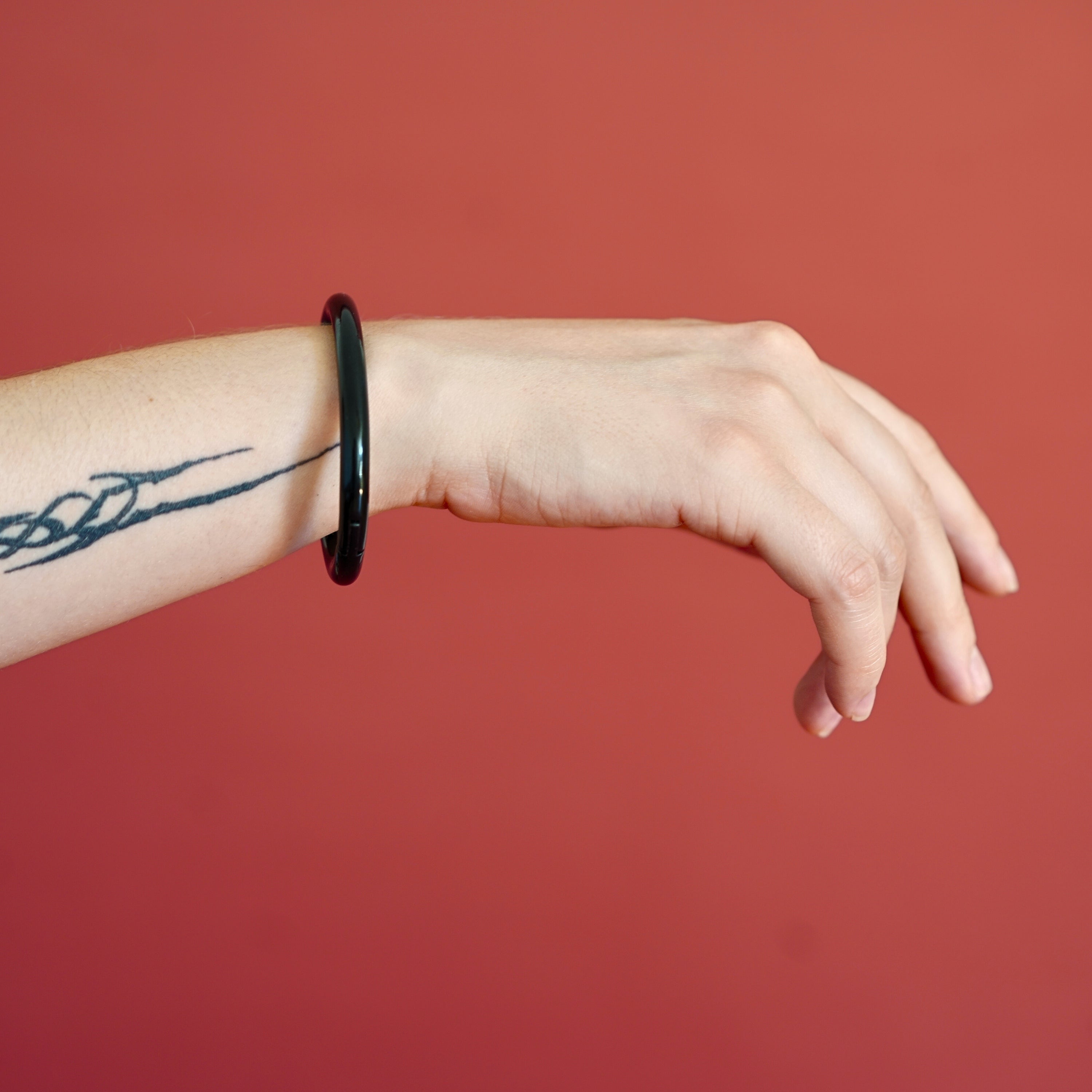 2xdeSade® Cuff 6 mm black – Elegant locking bracelet in stainless steel with hidden Hex‑Lock. Available as a Single Piece or a Set of Two