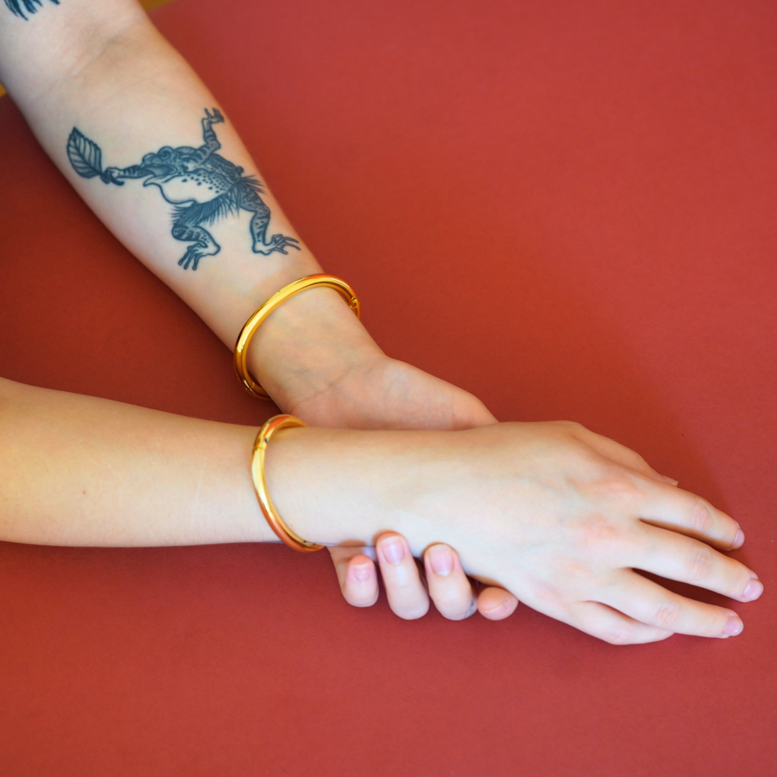 deSade® Cuff 6 mm gold – Elegant locking bracelet in stainless steel with hidden Hex‑Lock
