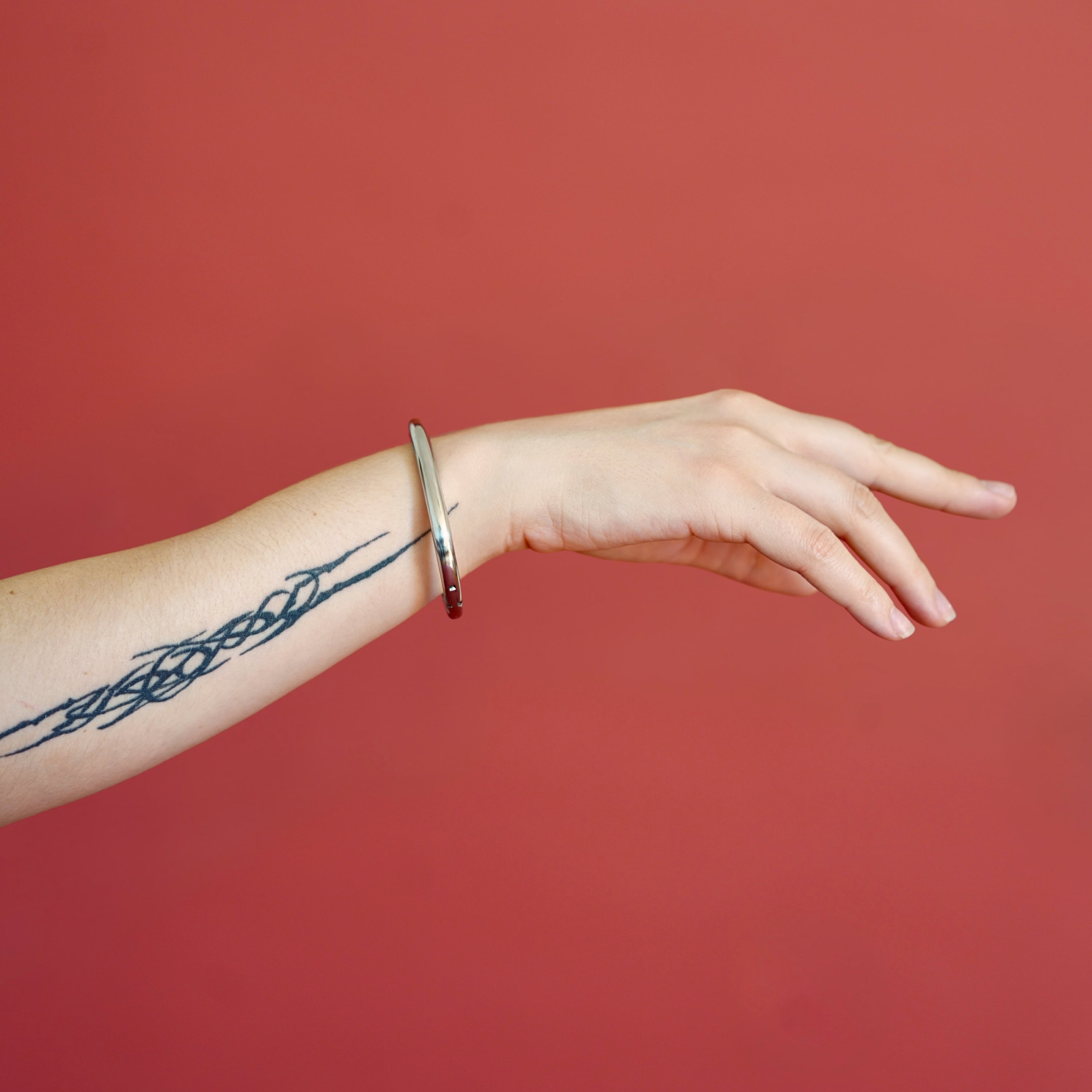 deSade® Cuff 6 mm silver – Elegant locking bracelet in stainless steel with hidden Hex‑Lock. Available as a Single Piece or a Set of Two