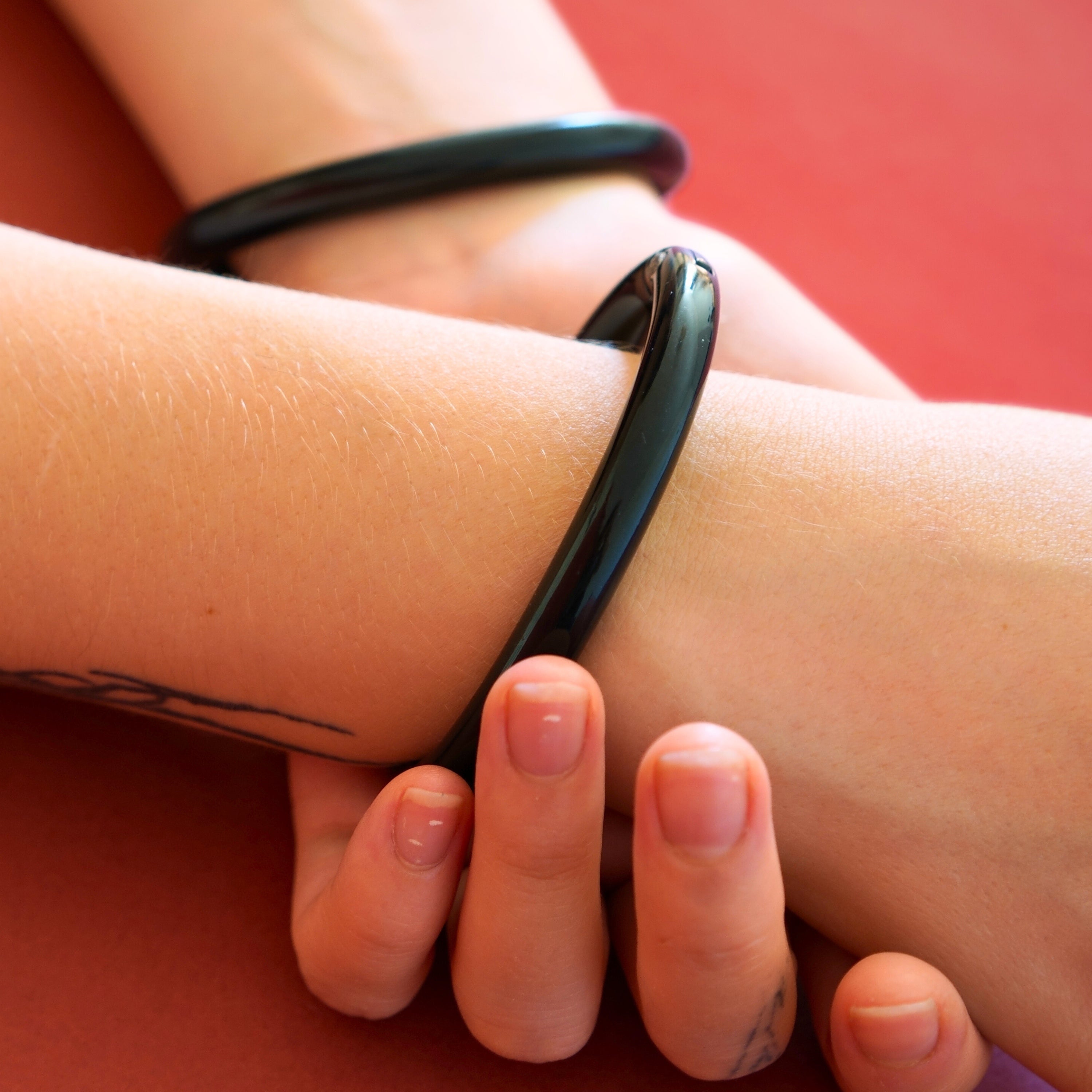 deSade® Cuff 8 mm black – Elegant locking bracelet in stainless steel with hidden Hex‑Lock