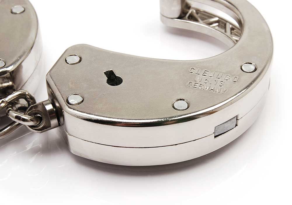 Clejuso No. 13 - heavy handcuffs with chain