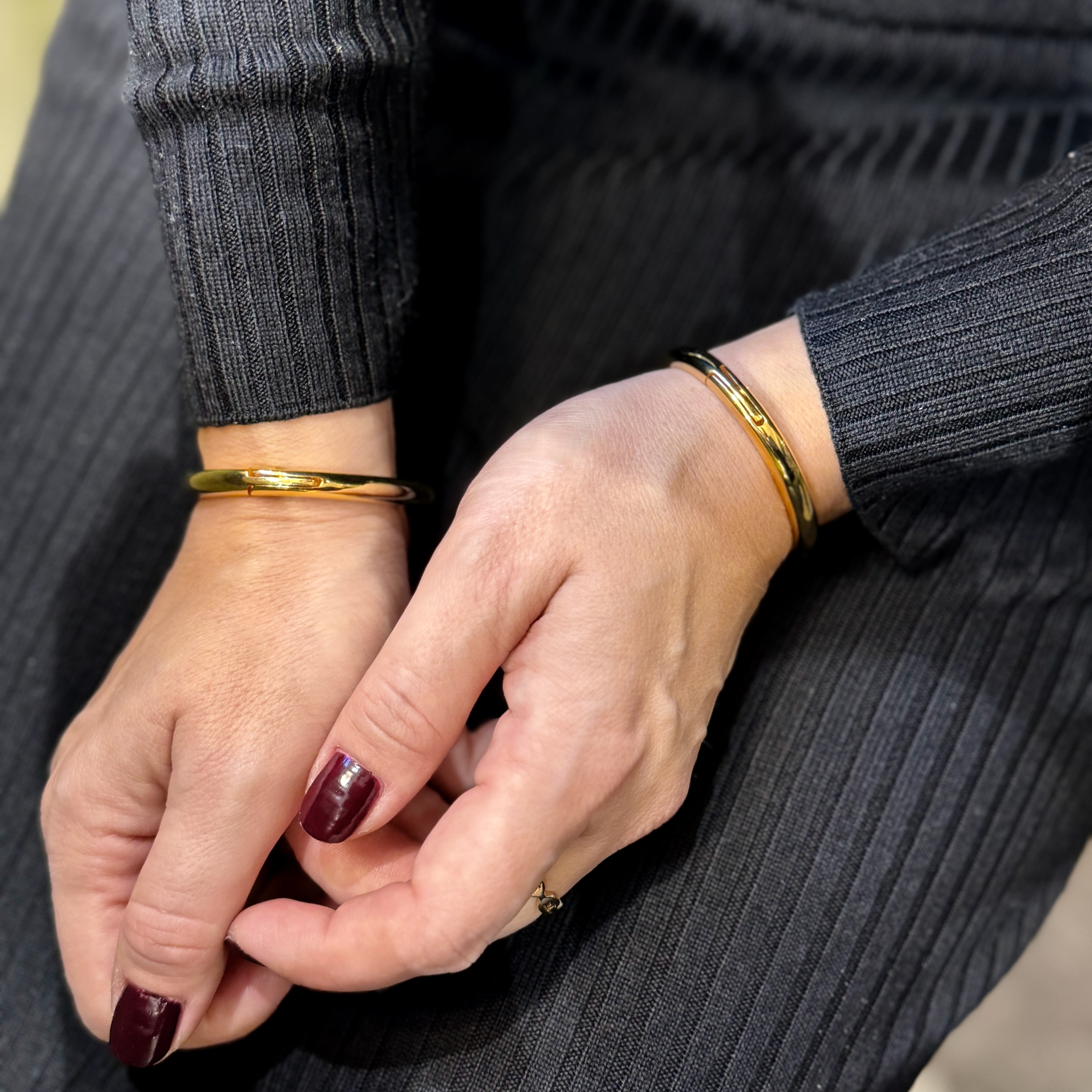 Thin locking jewelry bangles with key (Gold)