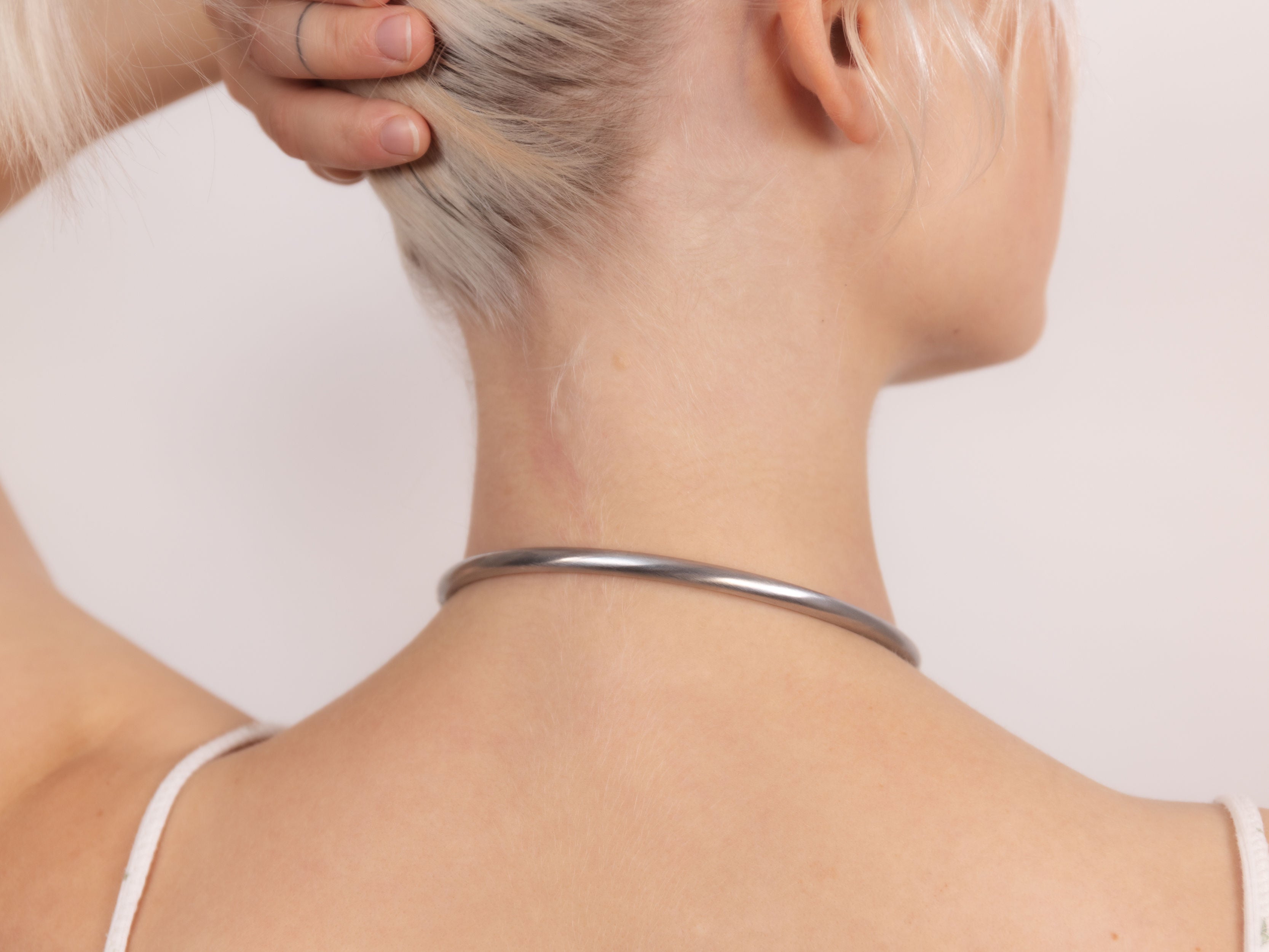 deSade® Collar 6 mm brushed silver - Elegant locking neck cuff in brushed stainless steel, oval, with hidden Hex‑Lock