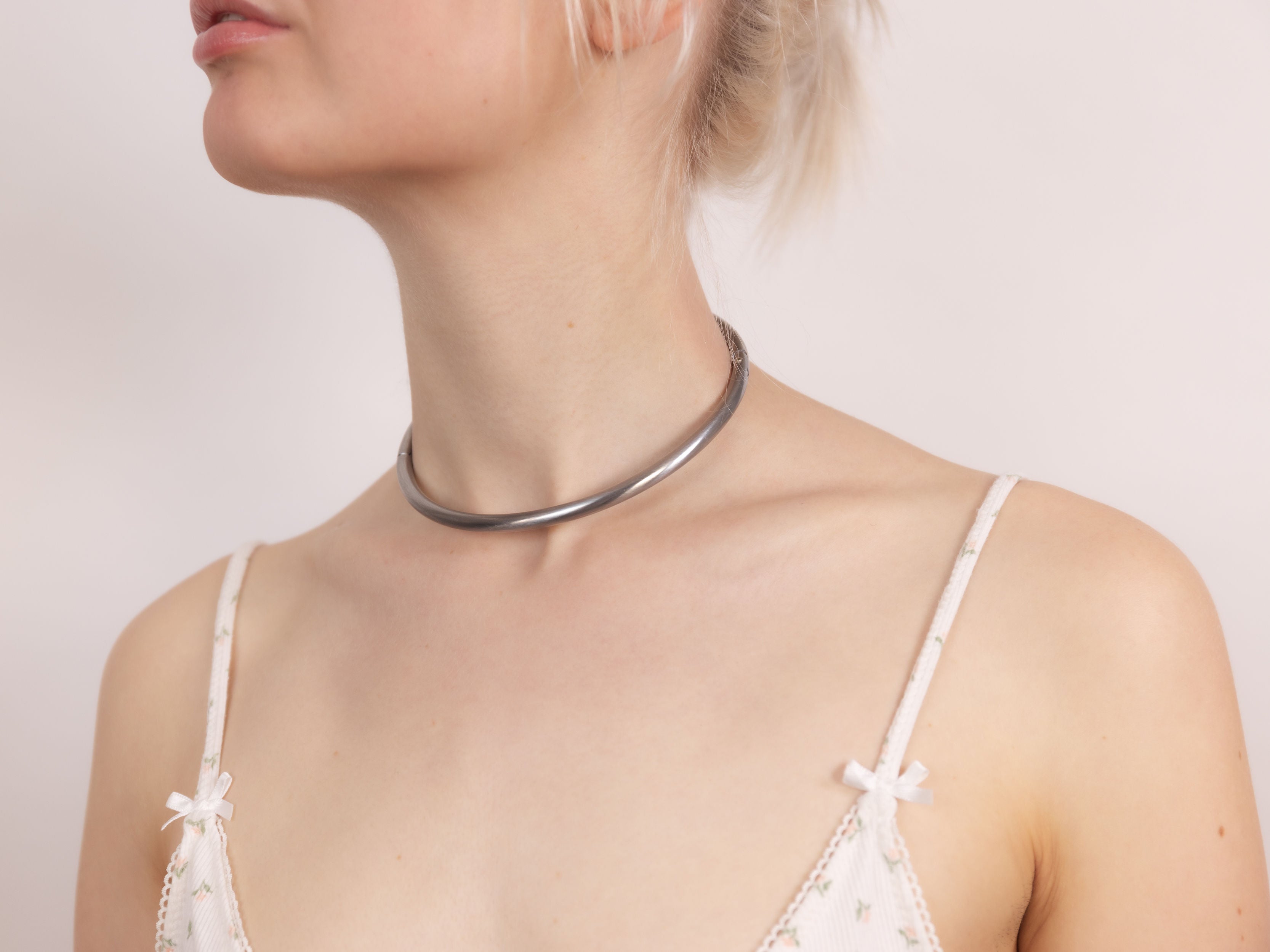 deSade® Collar 6 mm brushed silver - Elegant locking neck cuff in brushed stainless steel, oval, with hidden Hex‑Lock