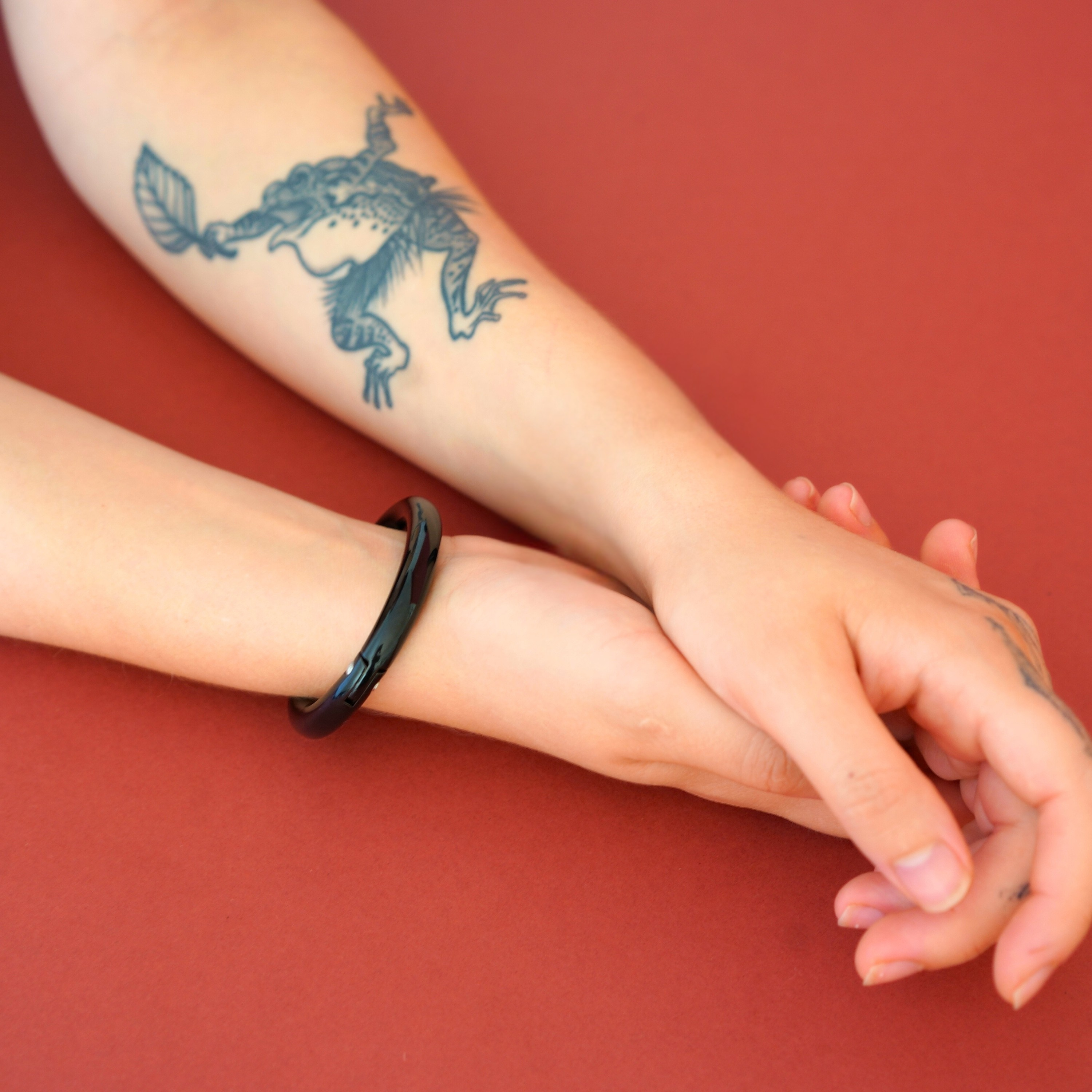 deSade® Cuff 8 mm black – Elegant locking bracelet in stainless steel with hidden Hex‑Lock