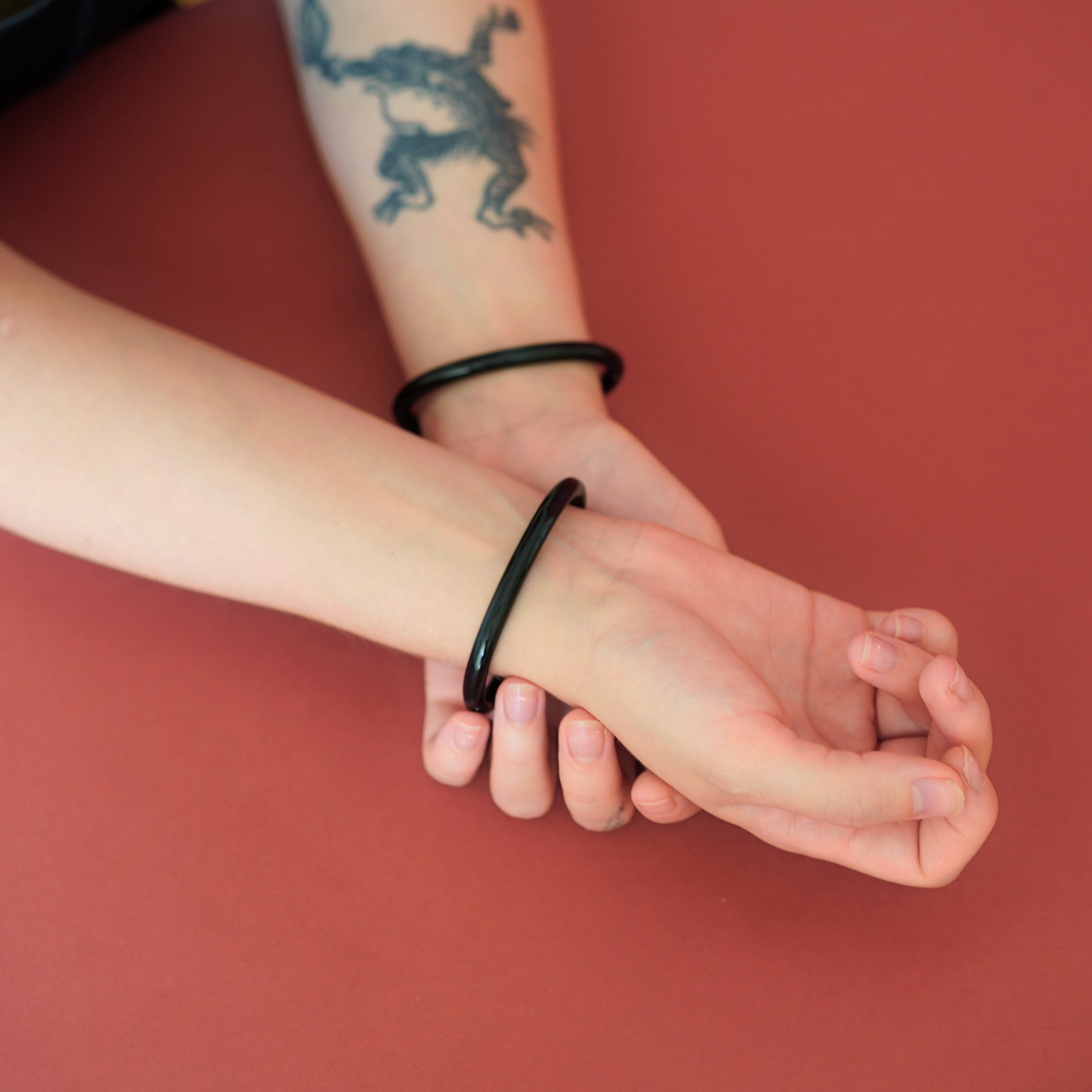 2xdeSade® Cuff 6 mm black – Elegant locking bracelet in stainless steel with hidden Hex‑Lock. Available as a Single Piece or a Set of Two