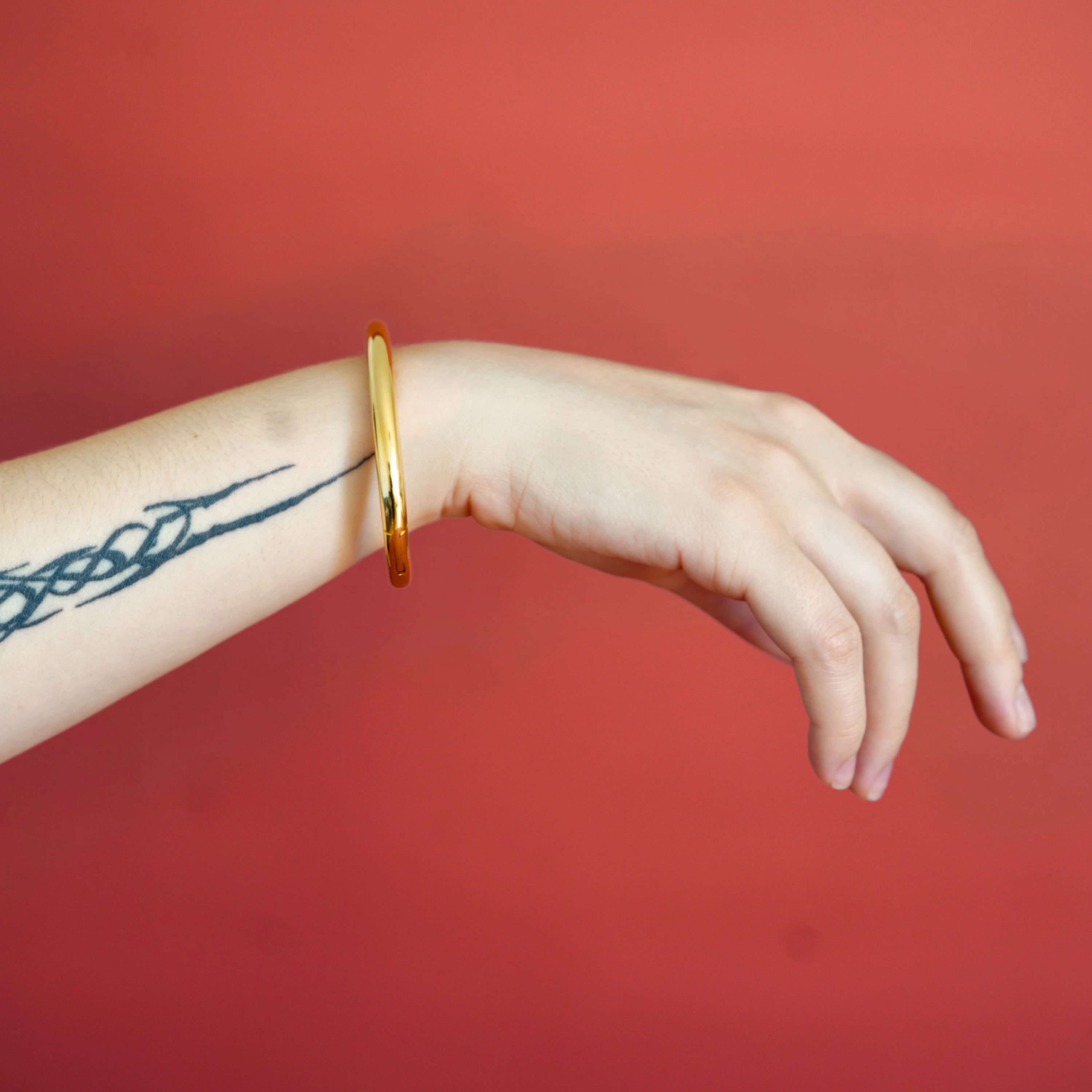 2x deSade® Cuff 6 mm gold – Elegant locking bracelet in stainless steel with hidden Hex‑Lock. Available as a Single Piece or a Set of Two