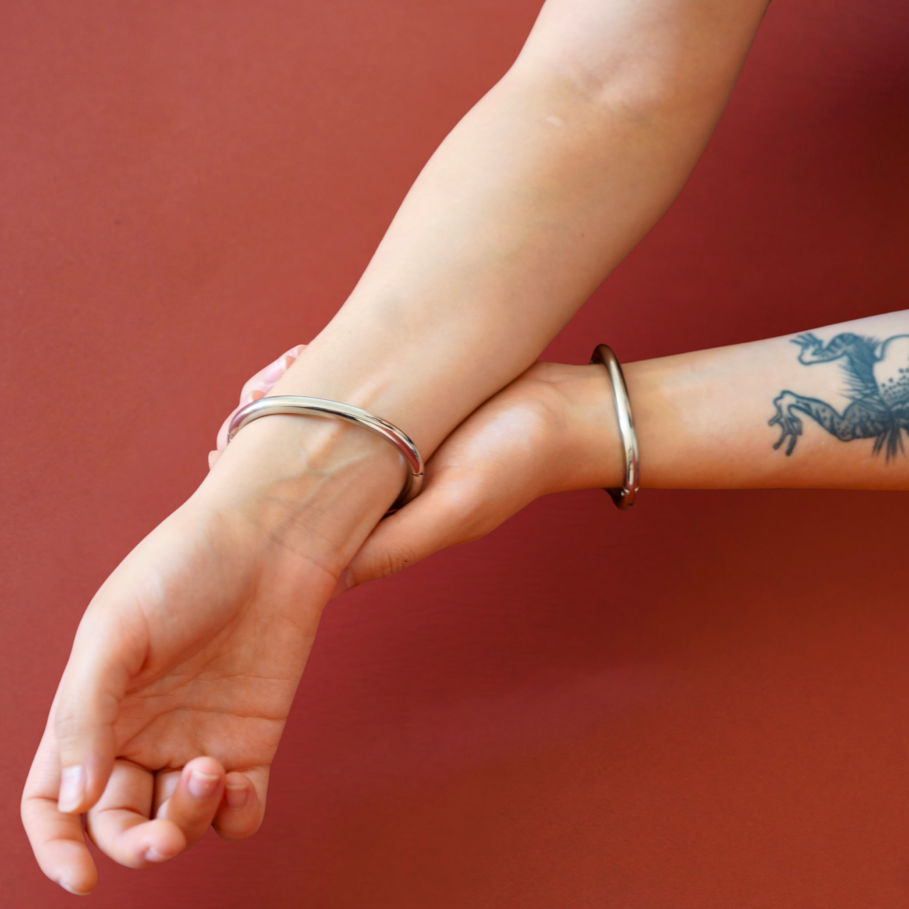 deSade® Cuff 6 mm silver – Elegant locking bracelet in stainless steel with hidden Hex‑Lock. Available as a Single Piece or a Set of Two