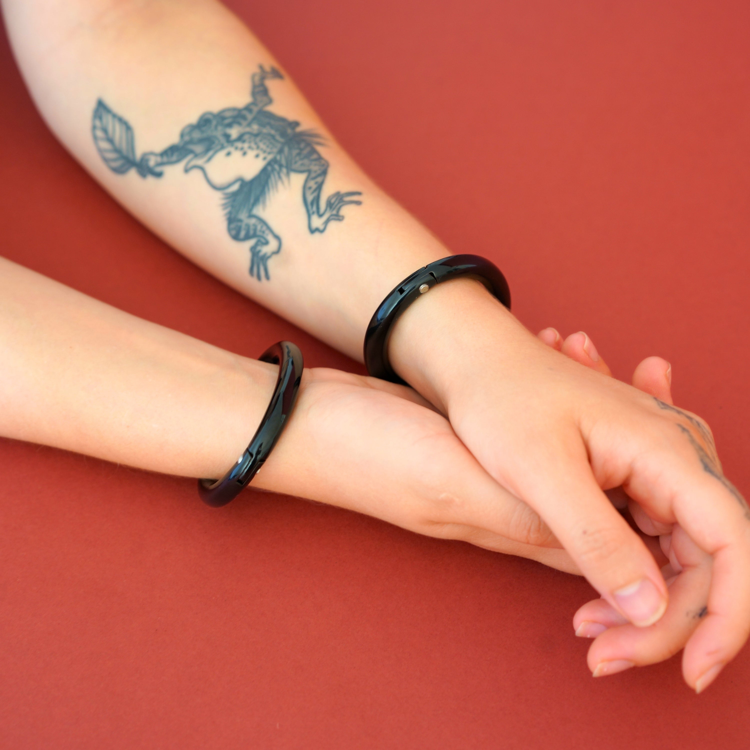 2 x deSade® Cuff 8 mm black – Elegant locking bracelet in stainless steel with hidden Hex‑Lock. Available as a Single Piece or a Set of Two