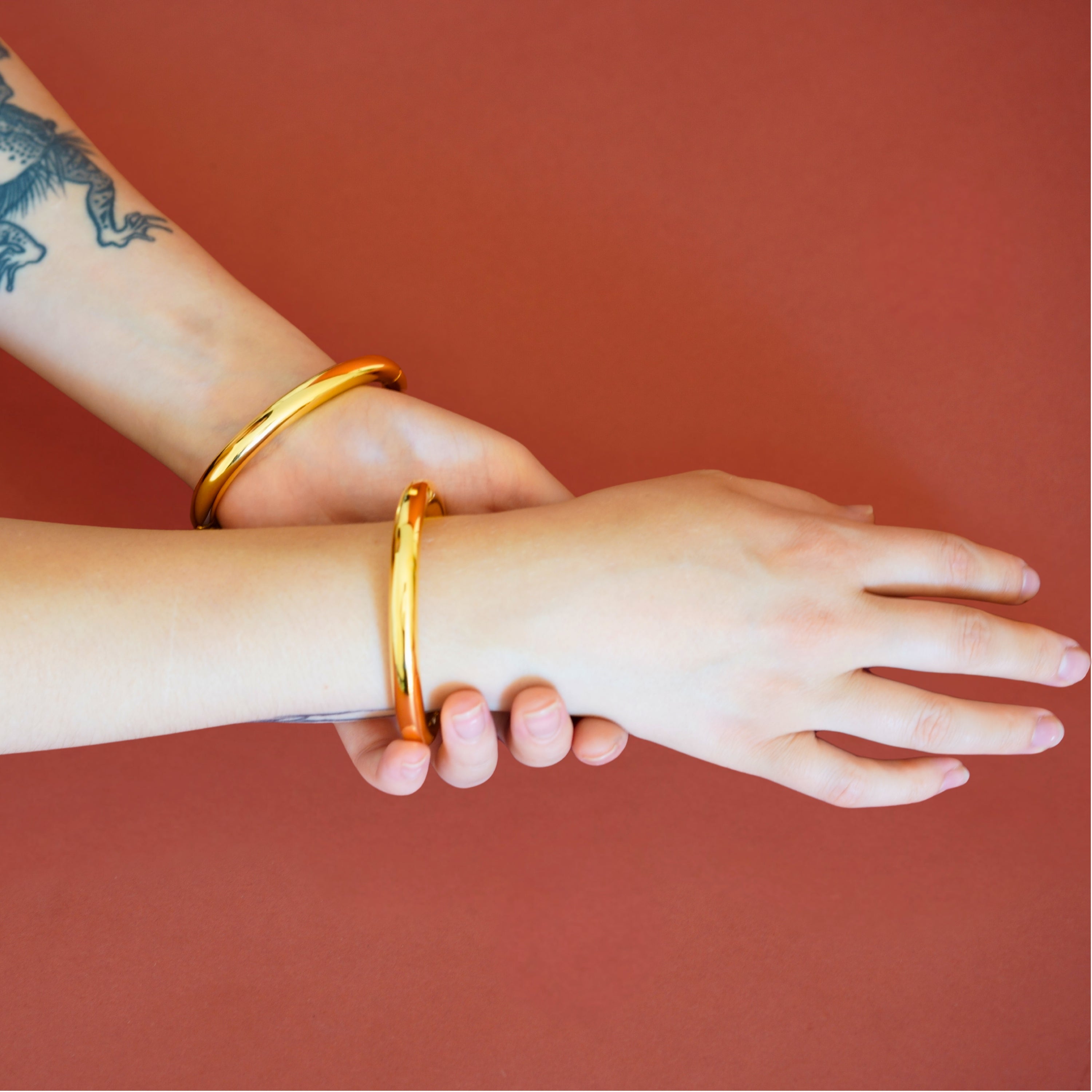 2 x deSade® Cuff 8 mm gold - Elegant locking bracelet in stainless steel with hidden Hex‑Lock. Available as a Single Piece or a Set of Two