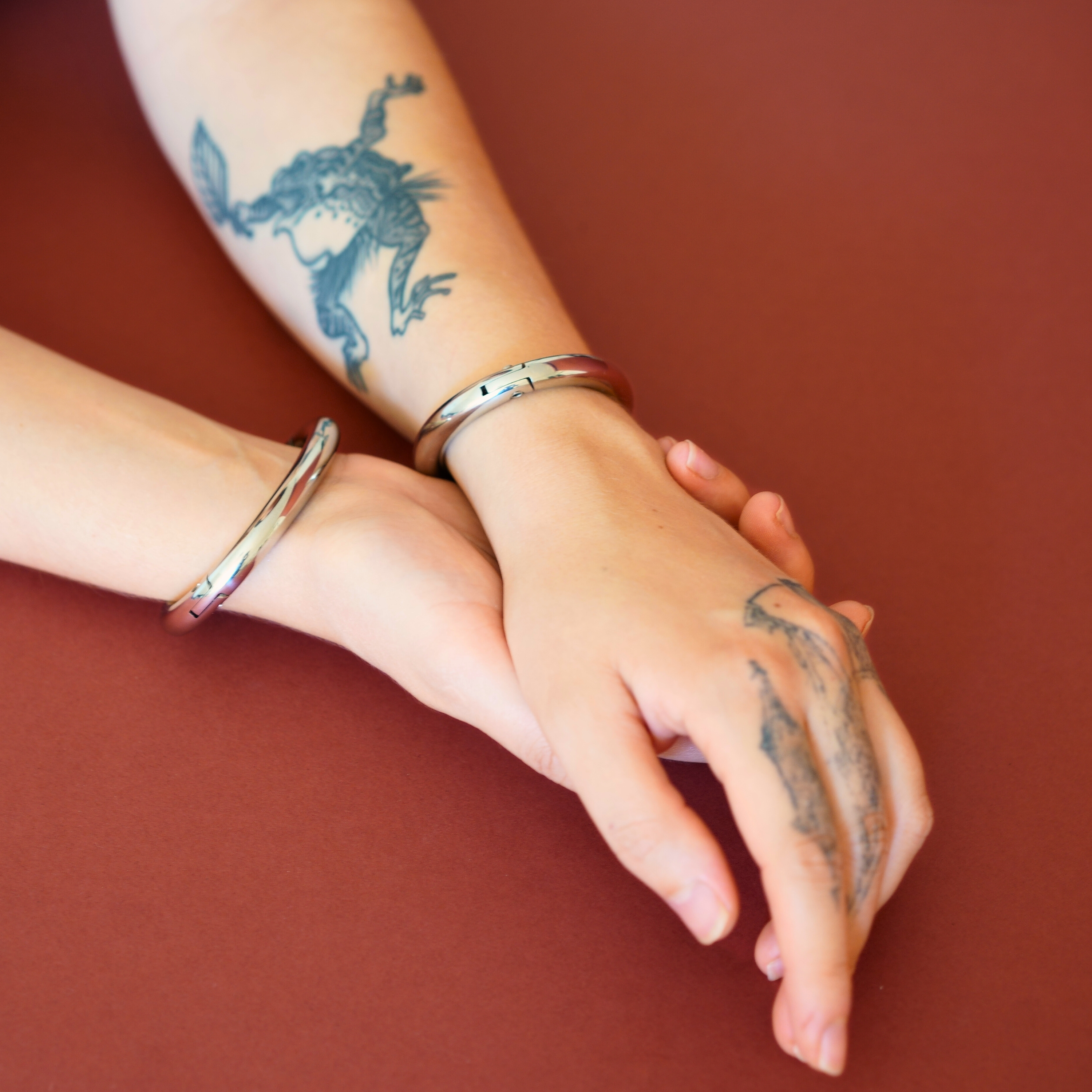 2 x deSade® Cuff 8 mm silver – Elegant locking bracelet in stainless steel with hidden Hex‑Lock. Available as a Single Piece or a Set of Two